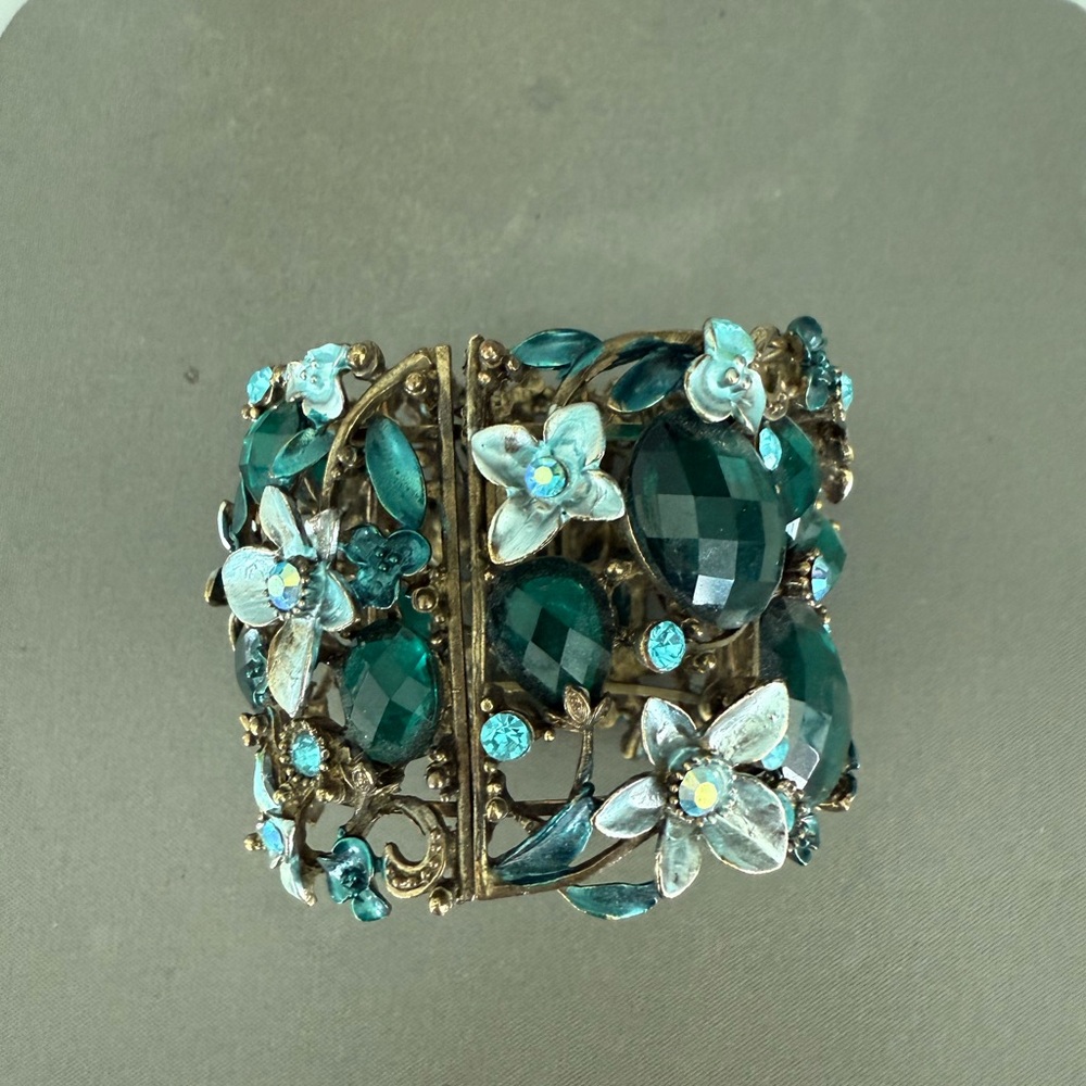Elegant Floral Green and Gold Bracelet